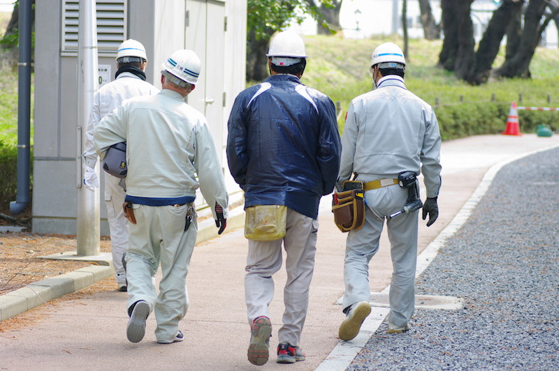 4人の作業員の後ろ姿